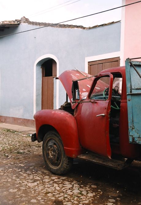 Common situation in Cuba - stuck car