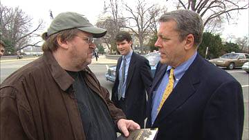 פרנהייט 9/11 - מייקל מור, משמאל, מנסה לשכנע חבר קונגרס לשלוח את בנו למלחמה בעירק