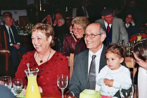 סבא חיים וסבתא יעל יושבים עם רוני - פברואר 2006 - בר המצווה של דניאל