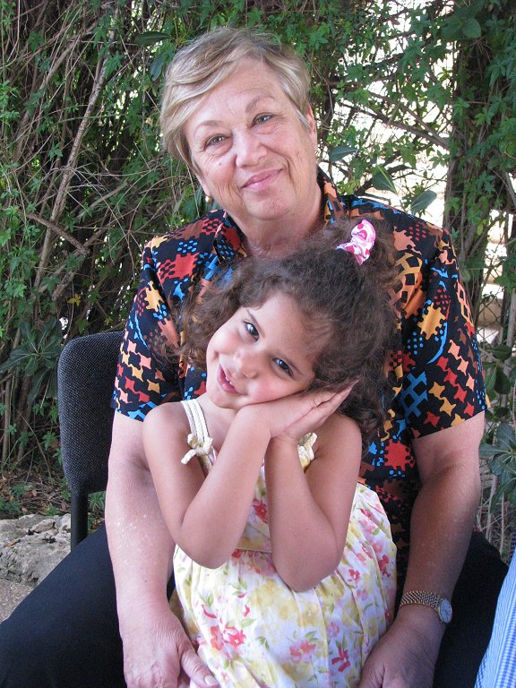 רוני וסבתא יעל, מאי 2008