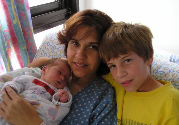 רוני התינוקת בבית החולים, עם מיכל ודניאל