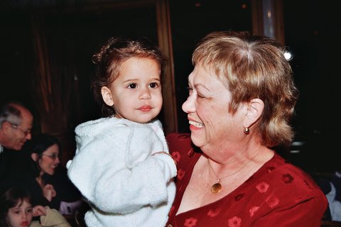 סבתא יעל מחזיקה את רוני - פברואר 2006 - בר המצווה של דניאל