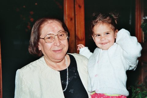 סבתא ציונה מחזיקה את רוני - פברואר 2006 - בר המצווה של דניאל